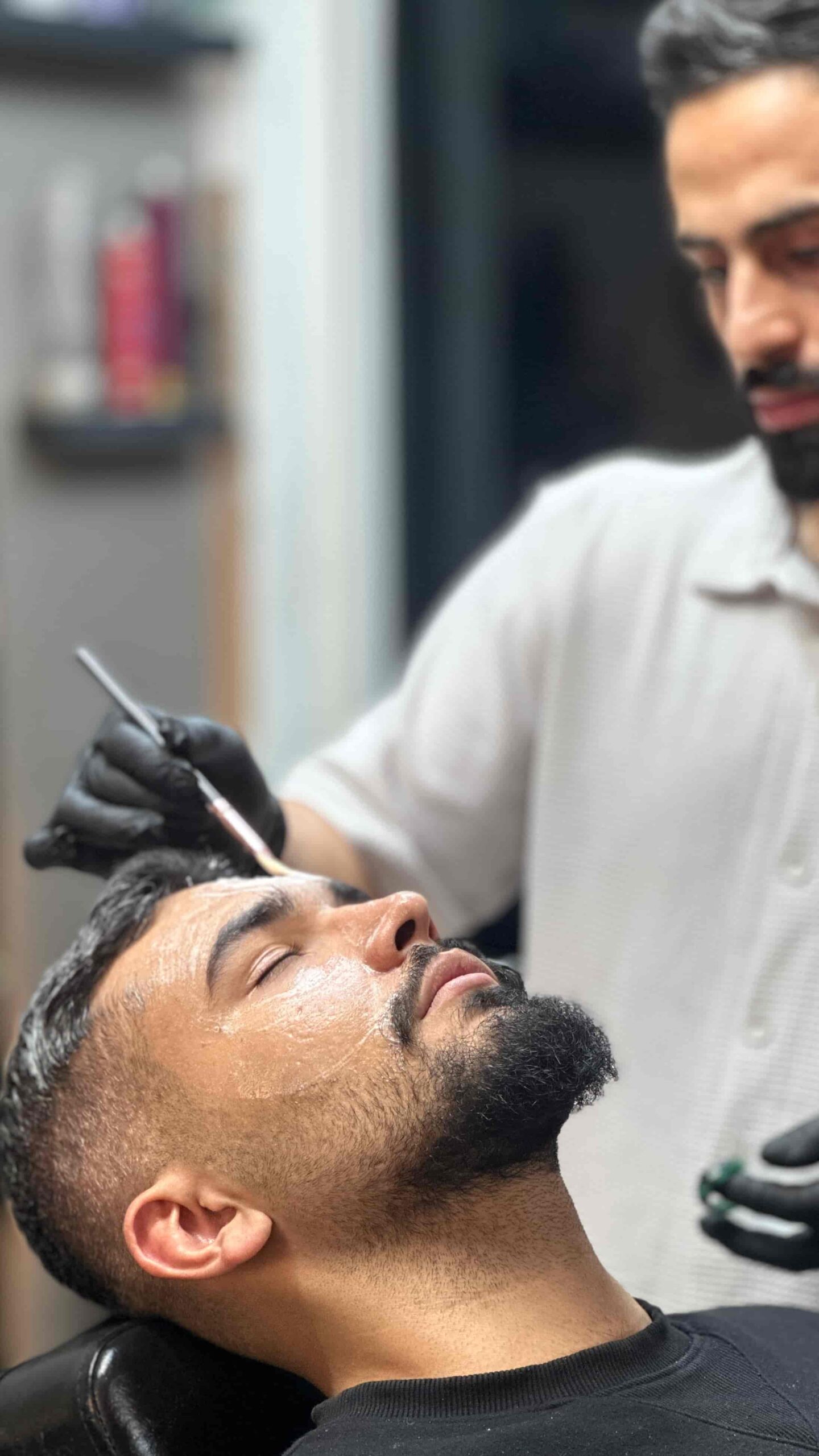 پاکسازی پوست آقایان در کلینیک میک‌آرت تهران توسط مهدی حسینی
